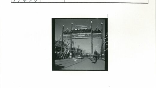 街景大门下骑行者与汽车.jpg