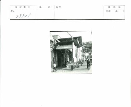 街景建筑行人摩托车树.jpg