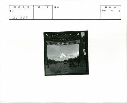 街景拱门电车旧车骑行者.jpg