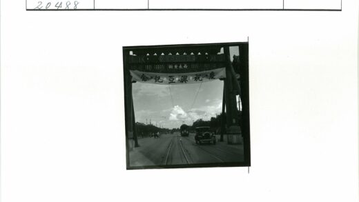 街景拱门电车旧车骑行者.jpg
