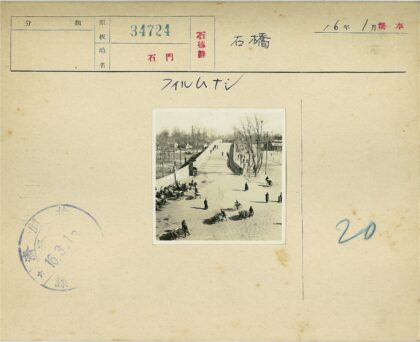 街景推车与远方桥梁.jpg