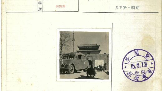 街景旧公车山羊行人建筑.jpg