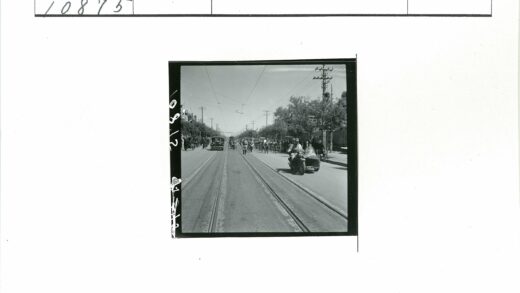 街景电车轨道侧斗摩托车旧车.jpg