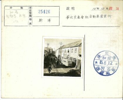 街景行人汽车与公共汽车.jpg