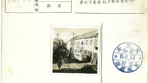 街景行人汽车与公共汽车.jpg