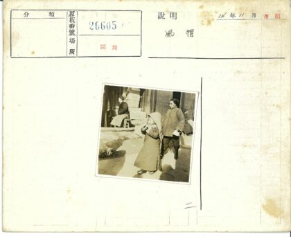 街景行人连帽大衣背影.jpg