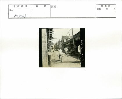 街景行人骑车商店木梯.jpg