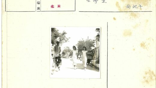 街景行人骑车妇女宽帽.jpg