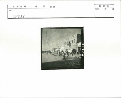 街景行人骑车搬运建筑标志.jpg
