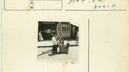 街边互动与婴儿车的人群.jpg