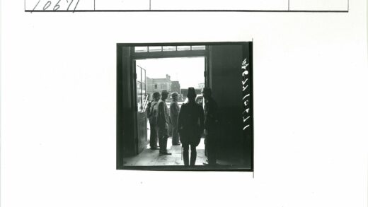 街边人群与建筑景观.jpg