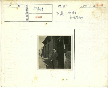 街边妇女与质朴建筑.jpg