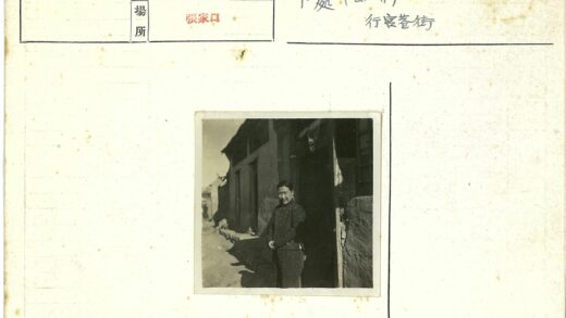 街边妇女与质朴建筑.jpg