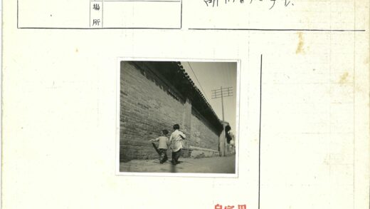 街边孩童与电线杆.jpg