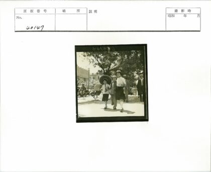 街边孩童与西装男子同行.jpg