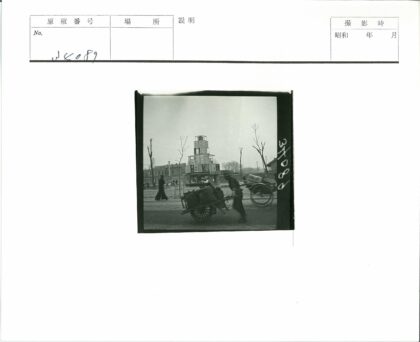街边拉车人与多层标牌建筑.jpg
