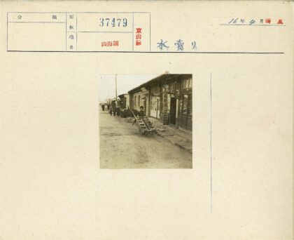 街边推木车行人背景.jpg