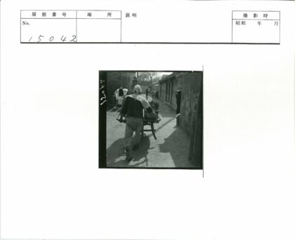 街边推车与人力车场景.jpg