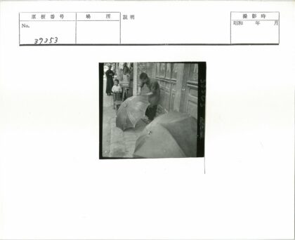 街边撑伞男子与孩童.jpg