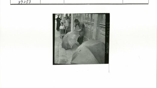 街边撑伞男子与孩童.jpg
