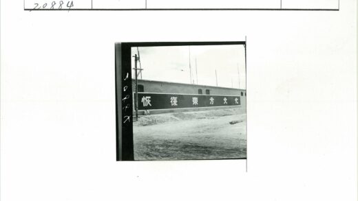 街边汉字招牌与行人.jpg