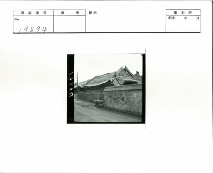 街边砖砌建筑与人像.jpg