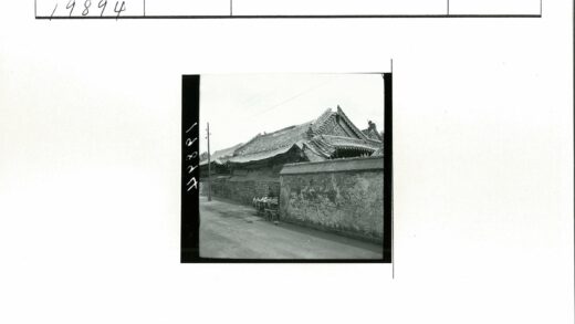 街边砖砌建筑与人像.jpg