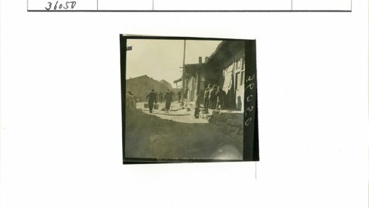 街边行人挑水旧时生活场景.jpg