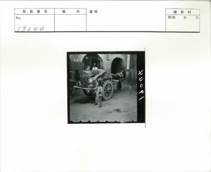 街边马车与拱门建筑人群.jpg