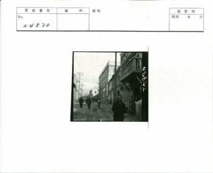 街道两旁建筑与电线杆街景.jpg