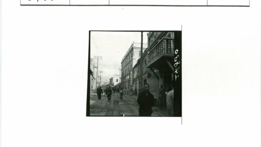 街道两旁建筑与电线杆街景.jpg