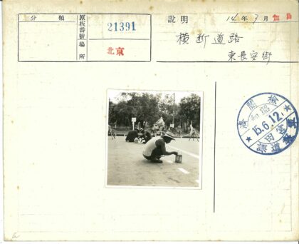 街道划线工人与骑自行车行人.jpg