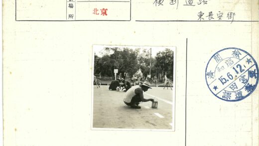 街道划线工人与骑自行车行人.jpg