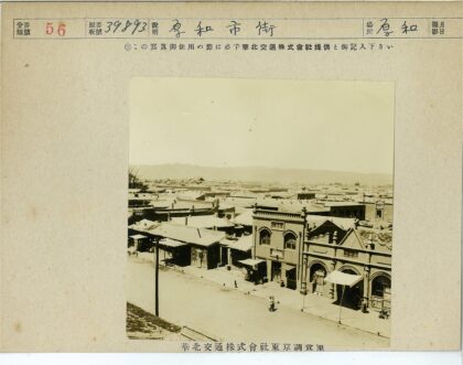 街道建筑与远山风景.jpg