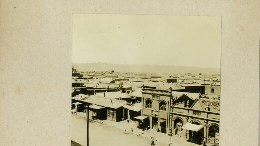 街道建筑与远山风景.jpg
