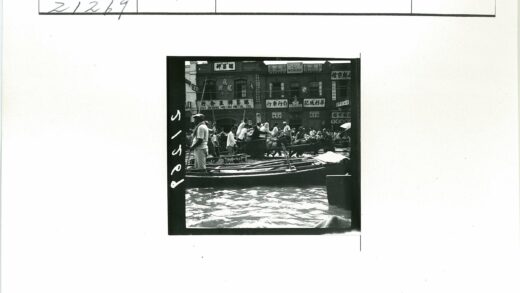 街道旁船只航行的热闹景象.jpg
