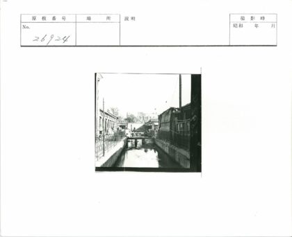 街道水渠两侧建筑行人.jpg