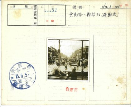 街道洪水淹没人们涉水划船.jpg