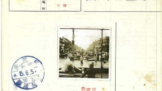 街道洪水淹没人们涉水划船.jpg