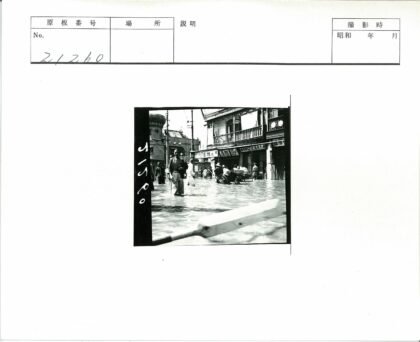 街道涉水行人商店背景.jpg