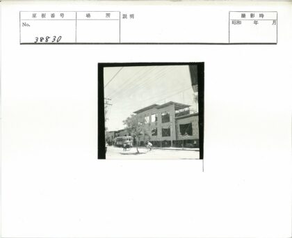 街道电车自行车与建筑风景.jpg