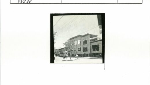 街道电车自行车与建筑风景.jpg