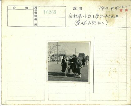 街道行人自行车与多层建筑.jpg