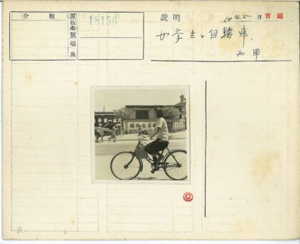 街道骑行与人力车景象.jpg