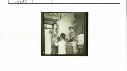 裁缝为女士试穿图案衣服.jpg