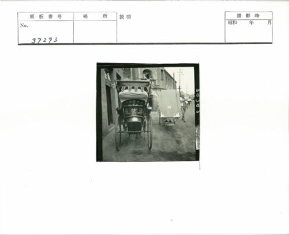装饰华丽的黄包车与砖砌建筑街景.jpg