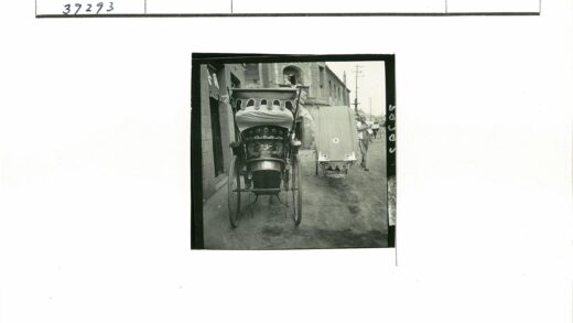装饰华丽的黄包车与砖砌建筑街景.jpg