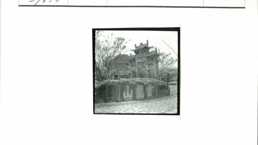 装饰建筑前巨石与鹅卵石小径.jpg