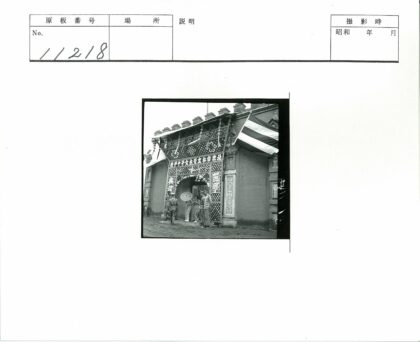 装饰拱门与持伞人的建筑入口.jpg