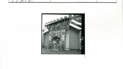 装饰拱门与持伞人的建筑入口.jpg